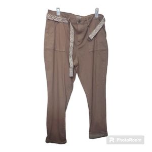 Woman's pants with belt